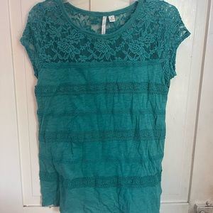 teal shirt, medium